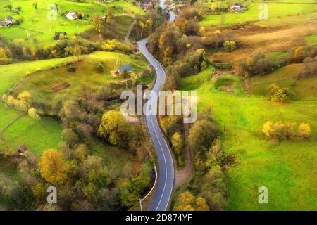 Vue aérienne de la belle route sinueuse dans les collines vertes Banque D'Images