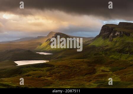 La pluie de Moody surgive la destination de voyage populaire ; le Quiraing sur l'île de Skye, Écosse, Royaume-Uni. Banque D'Images