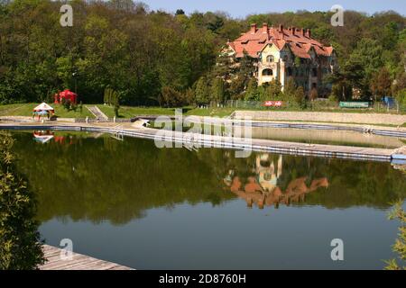 Ocna Sibiului, comté de Sibiu, Roumanie. Les lacs de sel curatif et les commodités autour de lui en 2005, avant la restauration. Banque D'Images