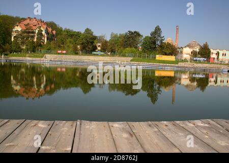 Ocna Sibiului, comté de Sibiu, Roumanie. Les lacs de sel curatif et les commodités autour de lui en 2005, avant la restauration. Banque D'Images