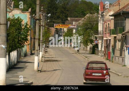 Sibiu Comté, Roumanie. Rue principale à travers la ville touristique d'Ocna Sibiului, connue pour ses lacs salés curatifs. Banque D'Images