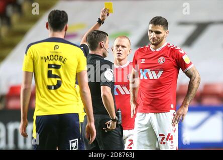 L'arbitre Craig Hicks montre Ryan Inniss de Charlton Athletic un deuxième carton jaune et rouge pour une faute sur James Henry d'Oxford United (non représenté) lors du match Sky Bet League One à la Valley, Londres. Banque D'Images