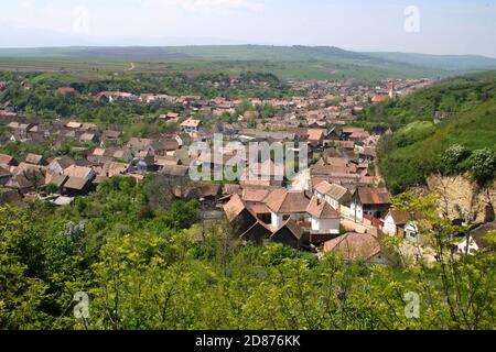 Maisons traditionnelles dans la vieille ville d'Ocna Sibiului dans le comté de Sibiu, Transylvanie, Roumanie Banque D'Images