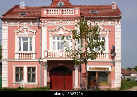 Ocna Sibiului, Roumanie. Maison rose avec de belles caractéristiques architecturales. Banque D'Images