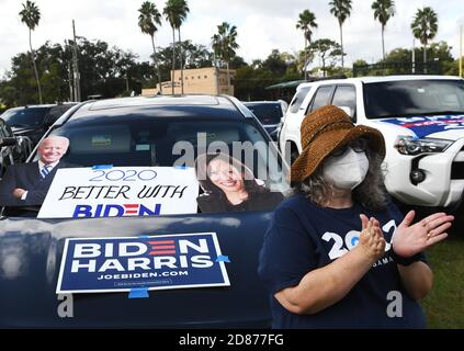 27 octobre 2020 - Orlando, Floride, États-Unis - les gens attendent que l'ancien président américain Barack Obama s'exprime en faveur du candidat démocrate à la présidence Joe Biden lors d'un rallye le 27 octobre 2020 à Orlando, en Floride. M. Obama fait campagne pour son ancien vice-président avant les élections du 3 novembre. (Paul Hennessy/Alamy) Banque D'Images