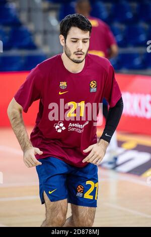 Alex Abrines du FC Barcelone se réchauffe avant le match de basket-ball EuroLeague de Turkish Airlines entre le FC Barcelone et le Real Madrid le 23 octobre 20 C. Banque D'Images