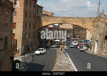 Rue dans la vieille ville touristique historique de Pitigliano. Pitigliano, province de Grosseto, Italie, Toscane. Banque D'Images