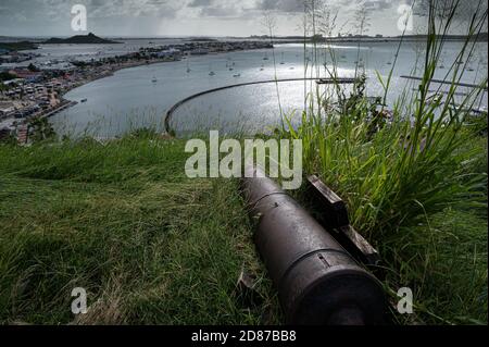 Les vestiges du fort St Louis, un fort napoléonien dominant la ville de Marigot, la capitale de la partie française de l'île de St Martin dans le Cari Banque D'Images