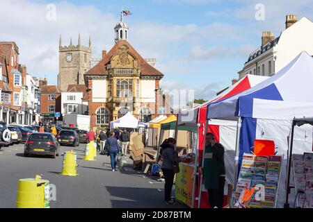 Stands sur le marché de la Charte, High Street, Marlborough, Wiltshire, Angleterre, Royaume-Uni Banque D'Images