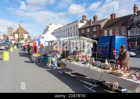 Stands sur le marché de la Charte, High Street, Marlborough, Wiltshire, Angleterre, Royaume-Uni Banque D'Images