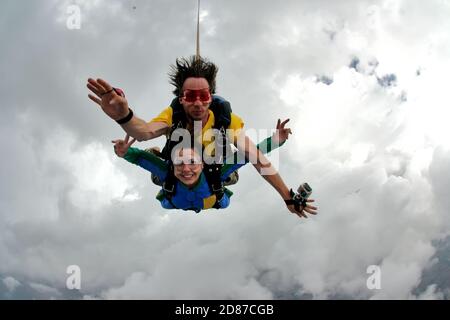 Parachutisme bonheur en tandem par temps nuageux Banque D'Images