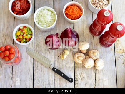 Ingrédients frais biologiques prêts à préparer des soupes et des ragoûts sains pour les dîners en famille Banque D'Images