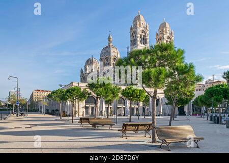 Marseille, France - 1 novembre 2019 : place de la Major avec les restaurants Palais de la Major et Casa Pietra et la nouvelle Cathédrale Saint Banque D'Images