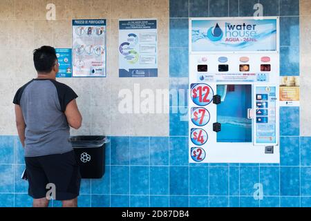 Eau potable vendue dans la rue par une machine de distribution, Merida Mexico Banque D'Images