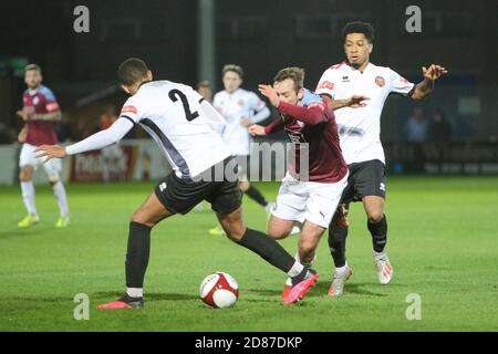 Newcastle upon Tyne, Royaume-Uni. 27 octobre 2020. Blair Adams (#3 South Shields) pénètre la défense de FC United lors du match PitchingIn Northern Premier League entre South Shields et FC United de Manchester à la 1ère Cloud Arena de South Shields will Matthews/Sports Press photo Credit: SPP Sport Press photo. /Alamy Live News Banque D'Images