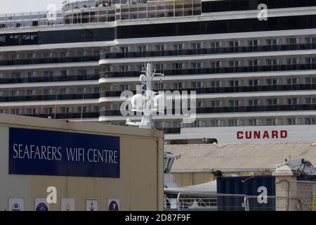 Le centre Wifi du marin de Gibraltar avec le paquebot de croisière Cunard Queen Elizabeth en arrière-plan Banque D'Images