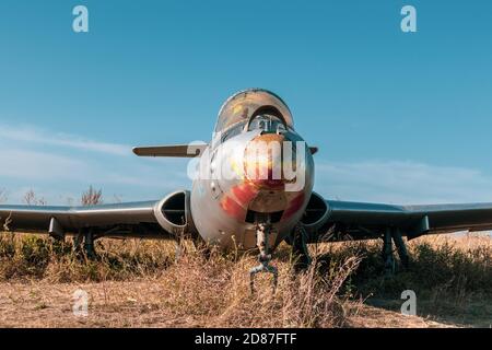 Vue de face de l'ancien avion militaire rétro sur un ciel bleu clair et vif d'automne dans le champ. Aero L-29 Delfín un avion d'entraînement motorisé à réaction à la base aérienne abandonnée rema Banque D'Images