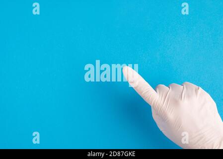 Haut au-dessus de la tête gros plan pov première personne vue rognée photo de la main du médecin dans un gant en latex blanc pointant vers l'index sur la sélection, placer bri isolée Banque D'Images