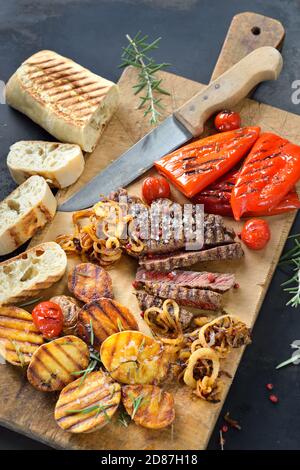 Steak de bœuf grillé avec mélange de légumes et pain italien croustillant Banque D'Images