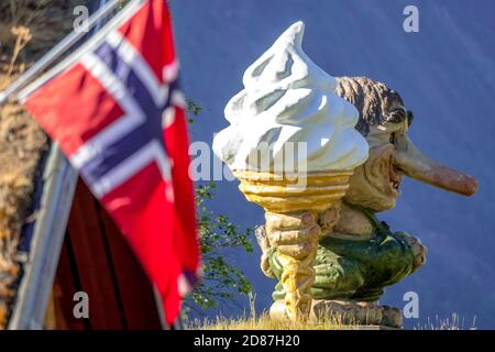 Troll norvégien avec foodIce et drapeau norvégien, Innfjords, Møre og Romsdal, Norvège, Scandinavie, Europe, voyage aventure, fantôme de montagne, mythique c Banque D'Images