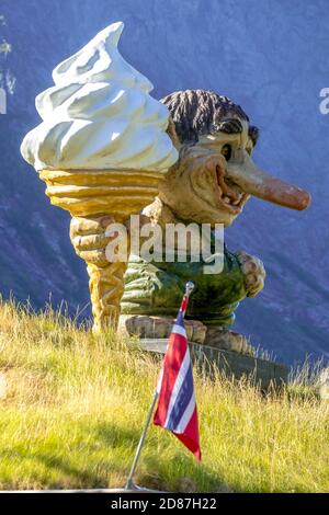 Troll et foodIce norvégien et drapeau norvégien, Innfjords, Møre og Romsdal, Norvège, Scandinavie, Europe, voyage aventure, fantôme de montagne, CR mythique Banque D'Images