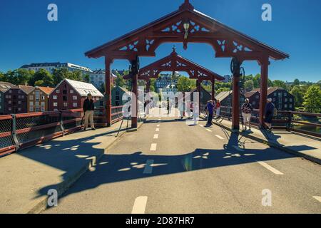 Gamle Bybro, pont historique avec portails rouges, Trondheim, Trøndelag, Norvège, Scandinavie, Europe, voyage aventure, Pont de la vieille ville, Pont, Rivière Nid Banque D'Images