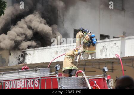 Rio de Janeiro, Rio de Janeiro, Brésil. 27 octobre 2020. Un incendie frappe l'hôpital fédéral de Bonsucesso, dans la zone nord de Rio de Janeiro, ce mardi matin (27). Les pompiers sont sur place et tentent de contrôler les flammes. L'incendie se concentre dans le bâtiment 1, où se trouve l'urgence. Credit: Fausto Maia/TheNEWS2/ZUMA Wire/Alay Live News Banque D'Images