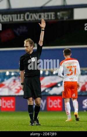 Kingston, Royaume-Uni. 27 octobre 2020. Arbitre Sam Purkiss lors du match EFL Sky Bet League 1 entre AFC Wimbledon et Blackpool au Kiyan Prince Foundation Stadium, Kingston, Angleterre, le 27 octobre 2020. Photo de Carlton Myrie. Utilisation éditoriale uniquement, licence requise pour une utilisation commerciale. Aucune utilisation dans les Paris, les jeux ou les publications d'un seul club/ligue/joueur. Crédit : UK Sports pics Ltd/Alay Live News Banque D'Images