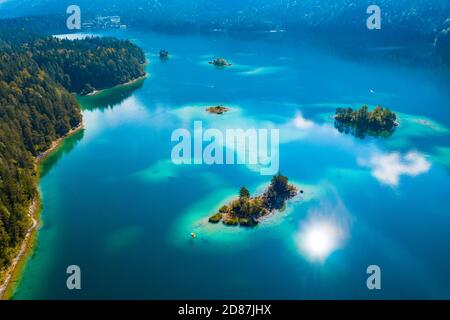 Vue aérienne sur le lac Eibsee, les petites îles dans l'eau turquoise Banque D'Images