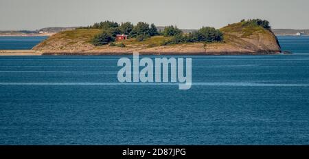 Île avec maison à Trondheimfjord, Uthaug, Trøndelag, Norvège, Scandinavie, Europe, voyage aventure, fjord, tourisme, Hurtigruten, voyage Hurtigruten, ca Banque D'Images