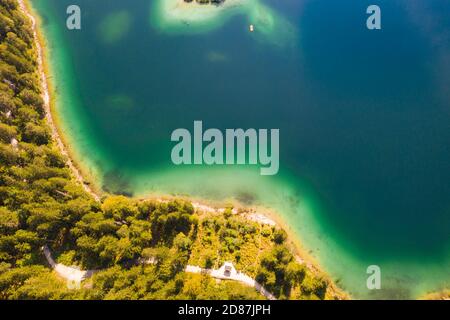 Vue aérienne sur la rive du lac d'Eibsee le jour d'été Banque D'Images