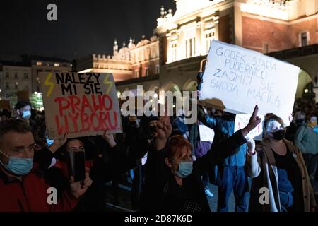 Cracovie, Pologne - 24 octobre 2020 : le peuple polonais proteste à l'échelle nationale contre une nouvelle interdiction presque complète de l'avortement. Les personnes portant des masques pendant la corona Banque D'Images