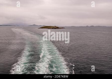 Northern Arctic Circle Globe, Vikingen Island, pulvérisation mousseuse, tonnes, Nordland, Norvège, Scandinavie, Europe, voyage aventure, tourisme, globe, Hurtigr Banque D'Images