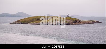 Northern Arctic Circle Globe, Vikingen Island, tons, Nordland, Norvège, Scandinavie, Europe, voyages d'aventure, tourisme, globe, Hurtigruten, Hurtigrut Banque D'Images