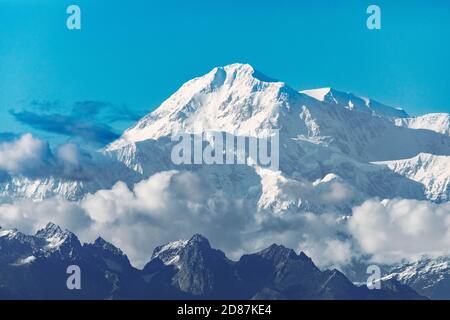 Vue panoramique sur le sommet de la montagne Denali en gros plan l'été Alaska jour ensoleillé Banque D'Images