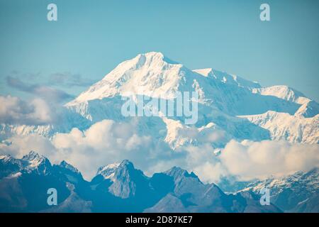 Vue panoramique sur le sommet de la montagne Denali en gros plan l'été Alaska jour ensoleillé Banque D'Images