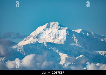 Vue panoramique sur le sommet de la montagne Denali en gros plan l'été Alaska jour ensoleillé Banque D'Images