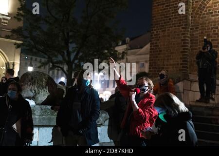 Cracovie, Pologne - 24 octobre 2020 : le peuple polonais proteste à l'échelle nationale contre une nouvelle interdiction presque complète de l'avortement. Les personnes portant des masques pendant la corona Banque D'Images