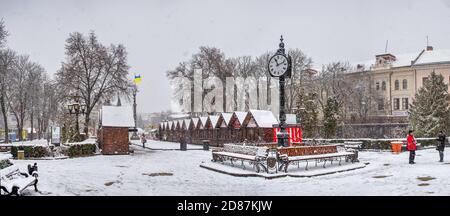 Ternopil, Ukraine 01.05.2020. Taras Shevchenko Boulevard à Ternopol, Ukraine, un matin d'hiver enneigé Banque D'Images