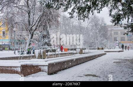 Ternopil, Ukraine 01.05.2020. Taras Shevchenko Boulevard à Ternopol, Ukraine, un matin d'hiver enneigé Banque D'Images