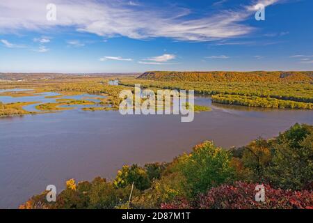 Belle journée d'automne au-dessus du Mississippi à Pikes Peak Parc régional de l'Iowa Banque D'Images