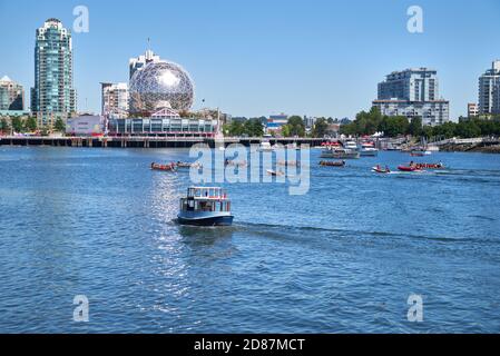 Vancouver (Colombie-Britannique), Canada – le 24 juin 2017. Vancouver Dragon Boat course False Creek. Les équipes de Dragonboat font la course sur l'eau calme de False Creek. Banque D'Images