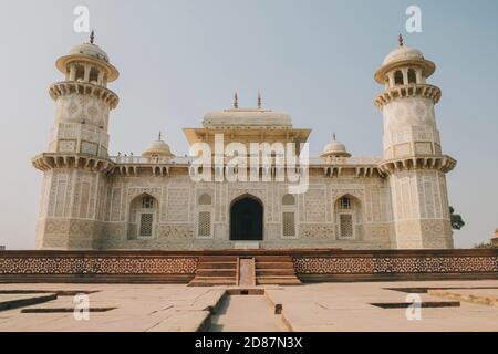 Itmad-ud-Daula, connu sous le nom de bébé Taj, mausolée de marbre blanc de style Mughal, Agra. Banque D'Images