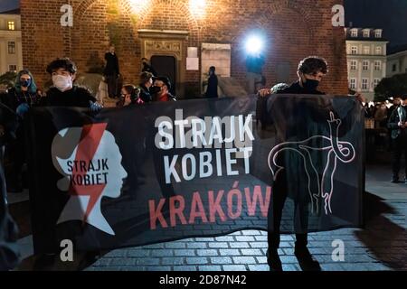 Cracovie, Pologne - 24 octobre 2020 : le peuple polonais proteste à l'échelle nationale contre une nouvelle interdiction presque complète de l'avortement. Banque D'Images