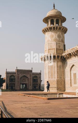 Une jeune femme se promenant autour de la tombe d'Itmad-ud-Daula en visite à Agra, en Inde Banque D'Images