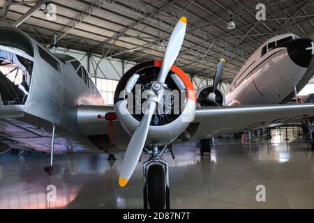 Ancien avion d'hélice dans un hangar Banque D'Images