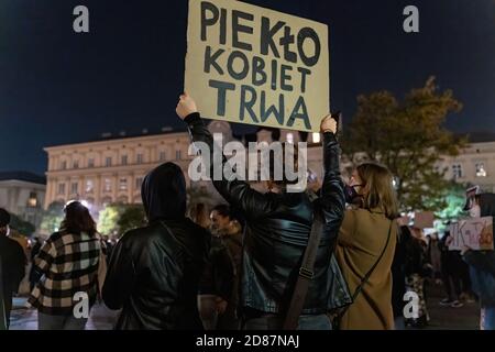 Cracovie, Pologne - 24 octobre 2020 : le peuple polonais proteste à l'échelle nationale contre une nouvelle interdiction presque complète de l'avortement. Banque D'Images