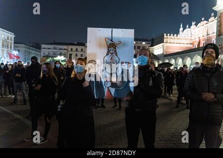 Cracovie, Pologne - 24 octobre 2020 : le peuple polonais proteste à l'échelle nationale contre une nouvelle interdiction presque complète de l'avortement. Banque D'Images