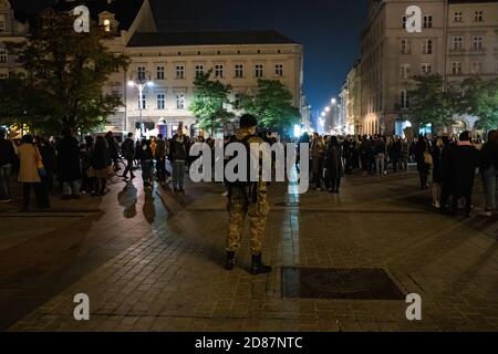 Cracovie, Pologne - 24 octobre 2020 : le peuple polonais proteste à l'échelle nationale contre une nouvelle interdiction presque complète de l'avortement. Banque D'Images