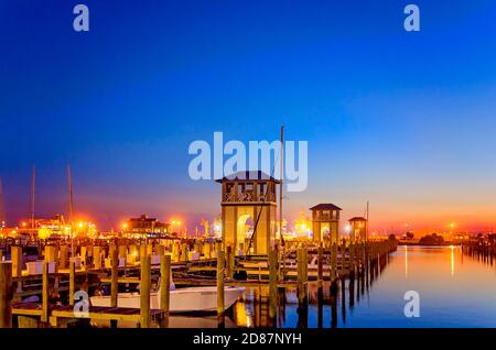 Le soleil se couche à la marina municipale de Gulfport, dans le petit port de Gulfport, le 26 août 2015, à Gulfport, Mississippi. Banque D'Images